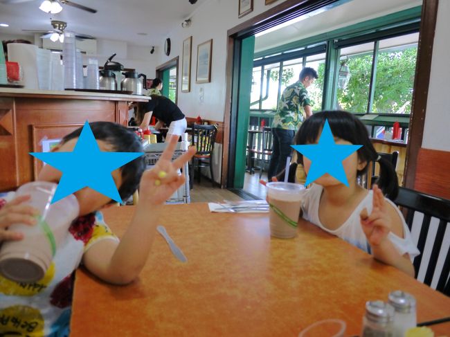 店内をウロウロしていたらブーブー鳴りました<br /><br />待っている間にメニューは決めてあったので、すぐにオーダー<br /><br /><br />子供達が飲んでいるのはチョコレートミルク