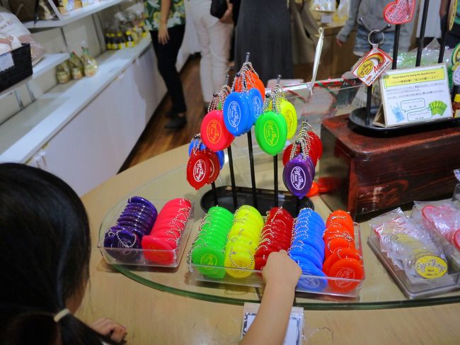 ぱっと目を引くカラフルさ<br /><br />コインケースでした