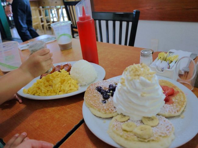 来た来たー！！<br /><br />パンケーキ＆卵とソーセージ<br /><br /><br />全部美味しくいただきました<br /><br /><br />子供達が食べたのは生クリームと白飯、卵だけで私のおなかはパンケーキでパンパンになったけど(笑)