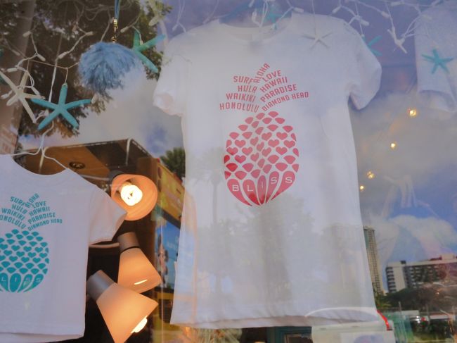 ディスプレイのTシャツが目を引きました<br /><br /><br />似たようなパイナップルTを買ったからかな<br />