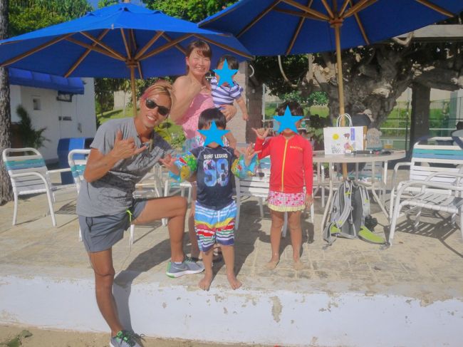 お初にお目にかかりまーす！プるメリmamaです<br /><br /><br />子供達もみんなで一緒にセリさんと写真撮影できましたー(*^-^*)ヤッター！<br /><br />嬉しくて舞い上がってたので、この時は気が付かなかったコト<br /><br /><br />・・・風に吹かれて髪はぐちゃぐちゃ、暑さの中ビーチを歩いたのでひどい顔(笑)！<br /><br />でも、大切な記念なのであえて顔出してみました<br /><br />失礼いたしました！<br /><br />