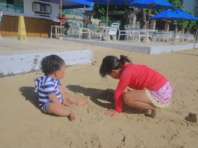 オアシス前で砂遊び<br /><br /><br />カンカン照りでのどがカラカラだったけど、急いで部屋をでたので財布がない(^▽^;)<br /><br />なんて間抜けな私・・・せっかくここまで来たのにね・・・何も飲まずに帰ります