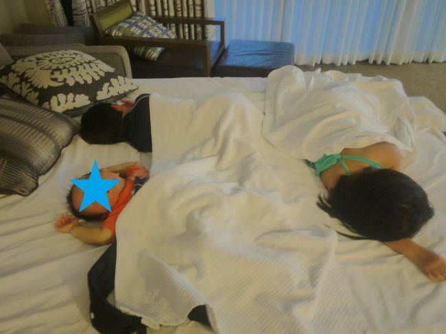 戻ったらプールに行く！！って騒いでいた子供達ですが・・・<br /><br /><br />見事に寝落ち(笑)<br /><br /><br />いっぱい歩いて疲れたよね<br /><br /><br />私も今のうちに、と急いでお風呂に入ります<br /><br />４時くらいだけど、入れるときに