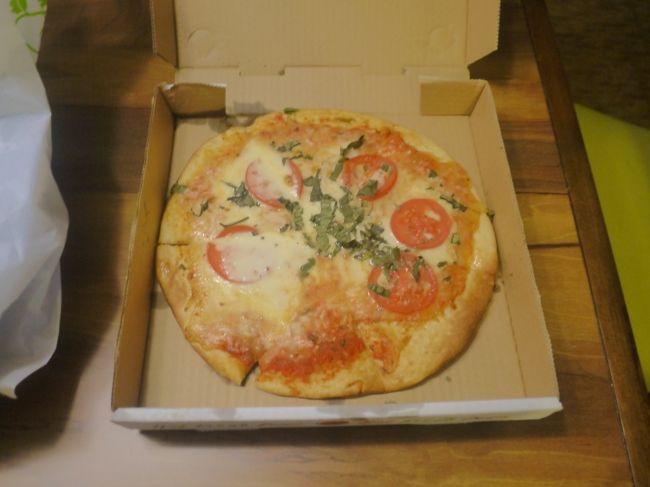 マルゲリータピザ　　<br /><br /><br />味は・・・普通かな(;^ω^)<br /><br /><br />個人的には〇イゼリヤの５００円しないピザの方が・・・美味しい気が・・・