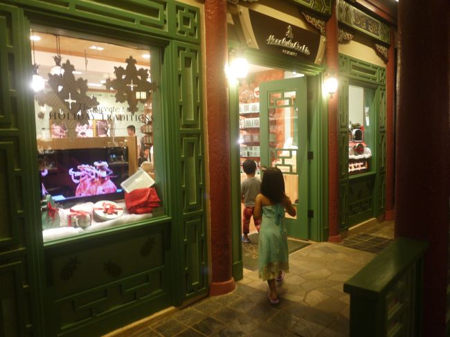 ホノルルクッキー<br /><br />１０時過ぎまでやってました<br /><br />タタタっと向かうのは・・・