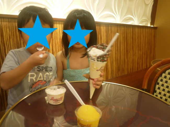 締めはやっぱりアイスで(^O^)<br /><br />毎日？２日に一回？くらい食べてました　　　<br /><br /><br />子供達は毎っ回　バニラです<br /><br /><br />手前のが私のマンゴーです<br /><br />夜中（１０時過ぎだけど、日本にいたら寝てる時間なので・・）に食べるアイスは、どっちも美味しかったー( *´艸｀)<br /><br />ただ　店内で食べるには寒すぎました(^▽^;)