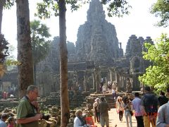 アンコールトムの方がアンコールワットより3倍も大きいのですね。
アンコールワットが1km四方なのにアンコールトムは3km四方もある。
中心は仏教寺院のバイヨンで北には王宮がある。
ワットはスーリヤヴァルマン2世は（在位：1113年 - 1150年）が建立したヒンドゥー教寺院ですが、
トムは、ジャヤーヴァルマン7世（在位：1181年 - 1218年）の都でした。