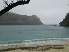 コペペ海岸に着いた頃には土砂降り。
東屋は屋根が傷んでいて雨宿りもできず、トイレの軒先で雨をしのぐ。