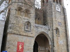 てくてく歩いて「エボラ大聖堂」に到着。
１２～１３世紀に建てられた教会で、世界遺産に含まれています。

教会の中の回廊・塔・宝物館は有料で、組み合わせによってお値段は変わって来ます。
私達は回廊と塔のセット券を購入し、３．５ユーロでした。