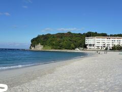 最後は白良浜。
沖縄の海（一度も行ったことはないが）のような白い砂浜と透き通った海。
カーブを描く海岸線も美しい。