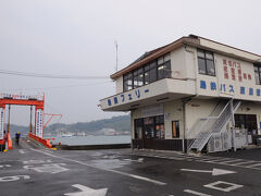 駅前を通る道を渡ると、目の前はもう海だった。
天草へと向かう船の乗り場となっている。