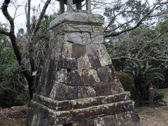 口之津公園の片隅に、唐人常夜燈と言うものが建っていた。
寛永19年(1642)に建立された琴平宮（明治17年に台風により倒壊）の献灯として造られたもので、沖を行く船への灯台の役割もしていたそうだ。
明治13年、近くに口之津灯台が造られた為、その後は本来の役割のみを担うようになったとのこと。
ちなみに、口之津灯台は、煉瓦造りの灯台としては第七管区最古のものらしいが、立ち寄るのを忘れてしまった。
晴れた日には、天草の島々が望める素晴らしい場所と聞いていたので残念だった。