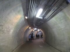 入場料を300円払ってトンネルの中に入ります。