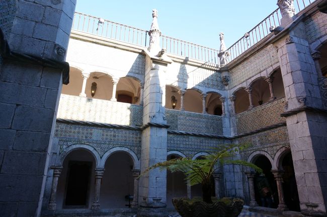 建物の中庭は、ポルトガルではよく見た回廊、壁の模様がステキだった。<br />ポルトのカテドラルに似てるなぁ。