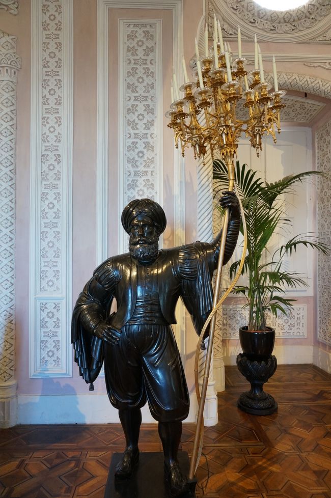 部屋の隅には写真のようなロウソク立て？をもつ老人像が。<br />暗い部屋でこんな像をみたらビックリだろうなぁ。