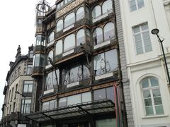 オールド・イングランド
グランプラス行く途中によく見かけます。
1899年 サントノワ作 
('Old England' P. Saintenoy) 