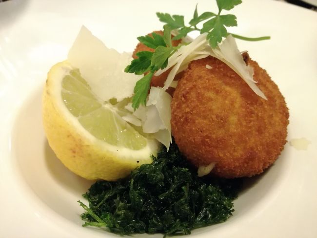 本日のランチ。こちらのレストランもアール・ヌーボー風。<br />ベルギー名物のコロッケを前菜に。<br />Residence Palace<br />http://www.residencepalacebrasserie.be/