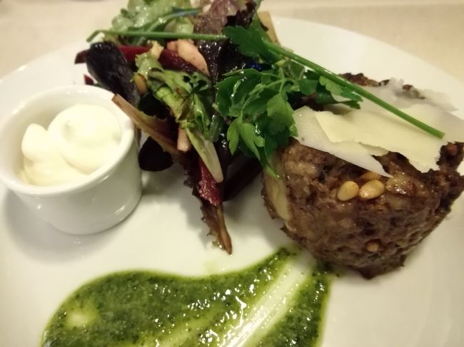 タルタル　イタリアンという外は焼いてあって、中はレアなタルタルビーフをいただきました。