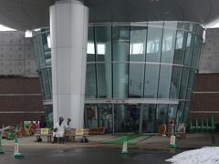 ペンションから車で5分足らず、恐竜博物館に到着！

最初、5分ぐらいなら歩けるかと考えていましたが、それは無茶な考えでした。
途中にトンネルもあるので歩くのは危ないかな。

送って頂いたペンションの奥様にお礼を言ってお別れです。