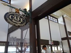 待合室にステキなカフェがありますよ