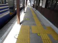 ホームに恐竜の足あと。