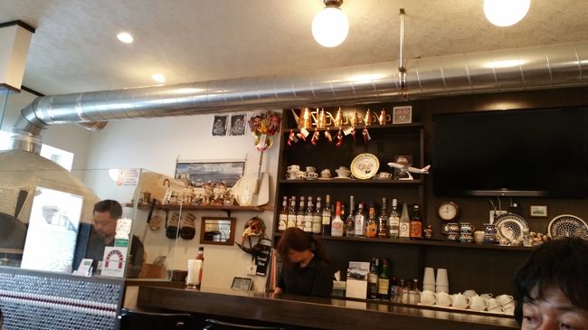 何軒か食べ物屋さんが並んだ端の一軒です。<br />中はカウンターと壁に沿って４つくらいのテーブル席です。