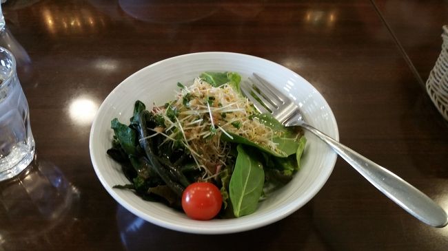 ランチコースはサラダ、パスタかピザ、デザート、コーヒーか紅茶+追加で飲み物は変えられます。