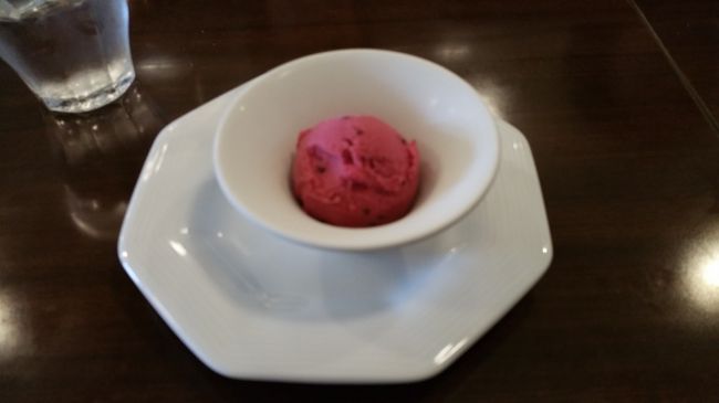 デザートはパンナコッタ、テラミス、シャーベットから、お口さっぱりのシャーベットにしました。<br />それに紅茶です。<br />ここまでで一時間。<br />さて、これからお話タイム場所替えです。