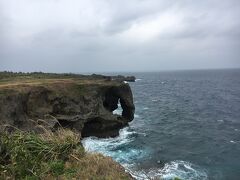 さあ、那覇へ戻るまで少し観光
久しぶりの万座毛
風が強すぎて、昼間のうららかな陽気はどこへやら
