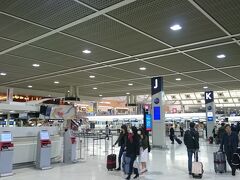 7時過ぎに成田空港第2ターミナルに到着。JALで飛びます。