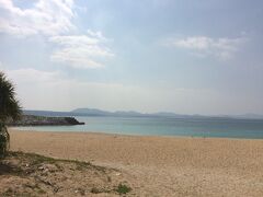 15日の日本ハムがキャンプする球場は名護湾沿い。外野席のすぐ外にこんなビーチが