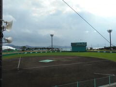 お昼頃から雨がパラパラ。球場のマウンドにもシートが被っています