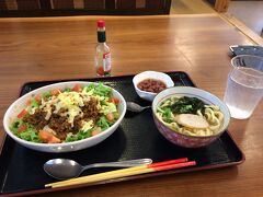 お昼は名護市営市場にあるさくら食堂でタコライス。沖縄そば付です
