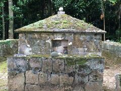 辺戸岬からほどない距離にあるのが善本王墓。善本王は1249年に即位されたとされる琉球のグスク時代の王だとか。当時の琉球の歴史は不明な点が多く、実際にここが王墓かどうかは分かっていない。墓は明治時代に琉球王だった尚氏によって改修されています