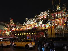 【松山慈祐宮（松山媽祖廟） / Ciyou Temple】

饒河街觀光夜市の東の出口にある寺院。主神である媽祖（まそ）は、天上聖母とも呼ばれ、航海・漁業の守護神として信仰を集める道教の女神。慈祐宮には、観世音菩薩や三国時代の関羽なども、合わせて祀られているそうです。1753年建立。

黄色い車はタクシー。ここからマンダリンオリエンタル台北まで、TWD 160でした。