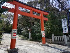 京成千葉線・稲毛駅より徒歩３分程度の稲毛浅間神社です。