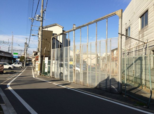 ファミマを突き抜けて跡地は進む<br />廃線後３３年経つ今も、まだこんな感じで残っているのにはビックリした<br />