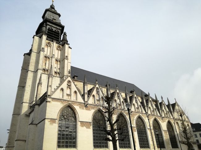 ノートルダム・ド・ラ・シャペル教会<br /><br />ブリュッセルの下町マロル地区にあるロマネスク・ゴシック様式の教会。ブリューゲル(父)の墓があることで有名。