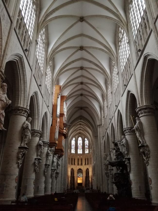 ローマ・カトリック教会です。<br />12人の使徒がずらりと並ぶ。