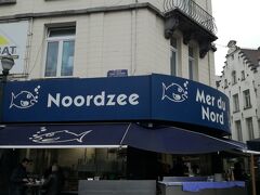  

聖カトリーヌ教会広場にある立ち食いシーフード店。座りたければ向かって左側に座れる同系列のカジュアルなレストランがあります。