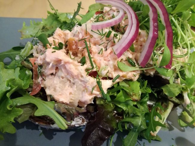 サーモンのオープンサンドイッチは９ユーロでした。（ブリュッセルではお手頃な値段）