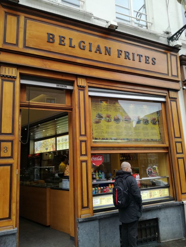 この教会からグランプラスに行く途中にベルギー名物のフライドポテトのお店が何件かあります。
