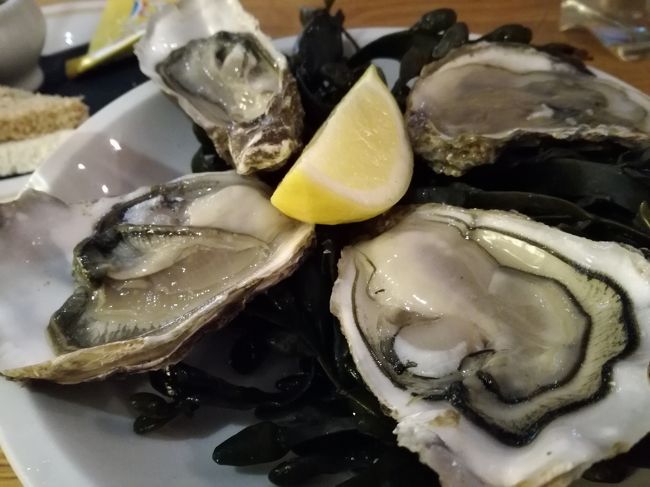 こちらは違う日にランチでいった同じ広場にあるJordan van gochというお店の10ユーロの白ワインと４つのオイスターの10ユーロのセット。<br />