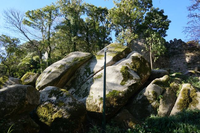 ペーナ宮殿からムーアの城跡までは徒歩で5分程。<br />ただし道が狭い上に、片側は車が駐車されているので歩くときは注意が必要です。<br /><br />ムーアの城跡は森の中を15分程歩きます。写真のようなめちゃくちゃ大きい石がゴロゴロしています。