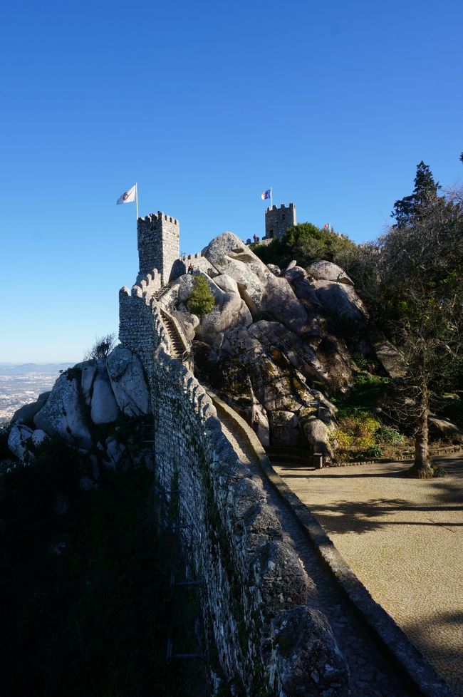 山の斜面ギリギリに城壁が建っています。<br />写真とは逆側の塔の方が高そうだったので、そちらを登りました。