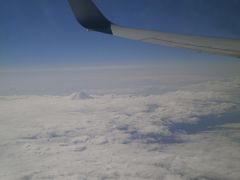 シートベルト着用サインが消えました。
ちょうどきれいに富士山が見えました(^_-)-☆。
雲から山頂部分がきれいに出ていてきれいでした。