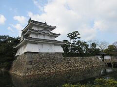 　栗林公園から約10分で高松城跡・玉藻公園専用駐車場に到着。公園に入園する方は無料です。駐車場の目の前にある艮櫓(うしとらやぐら)は、本来は東の丸北東隅にあった櫓で、昭和42年に太鼓櫓台跡に移築したもののようです。
　駐車場からは、写真右下に少し写っている旭橋から入城しますが、門に対し斜めに架かる筋すじかい違橋で、敵の直進を防いだり、敵に横方向から攻撃できる構造となっています。