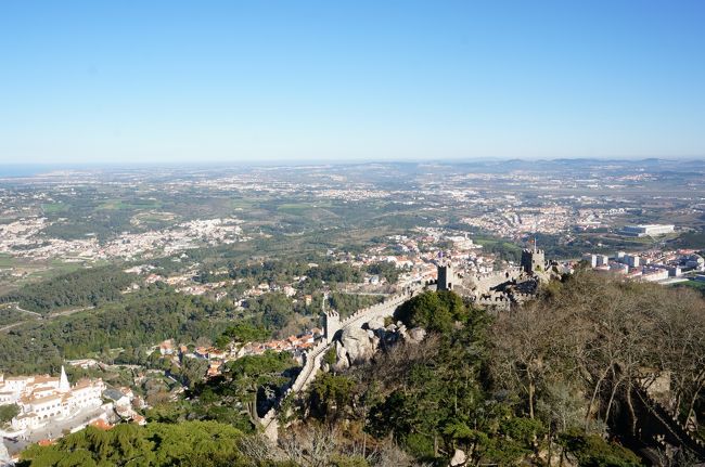 頂上はすごい眺めが広がっていました。<br />旗がある塔が3枚前の写真と同じはずだから、ずいぶん高くまできました。