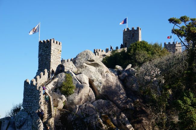 右側のポルトガルの国旗はわかるけど、左と真ん中はどこの旗だろう？<br />それにしてもこんなデカイ石(これはもう岩か)ってあるんだなぁ。<br /><br />入り口から城壁まで、かなり早歩きしたのでここも1時間で回ることができた。これで最初は行く予定ではなかったレがレイラ宮殿も行けそう。