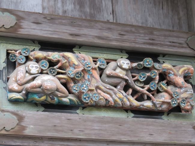 他にも猿の彫刻がいくつかありました。<br />申は馬の守り神だそうです。<br />また、これらの彫刻は猿の一生を表現しているそうです。